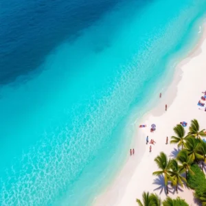 Vista aérea de uma praia paradisíaca em Cancún com famílias aproveitando o dia ensolarado.