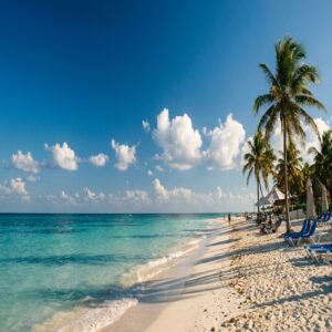 Praia de Cancún com mar turquesa, areia branca e céu azul em dia ensolarado
