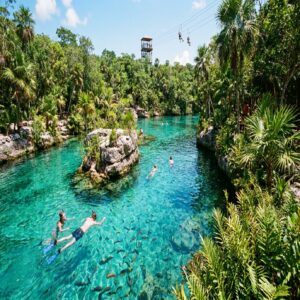 Lagoa turquesa na Riviera Maya com snorkel e tirolesa ao fundo