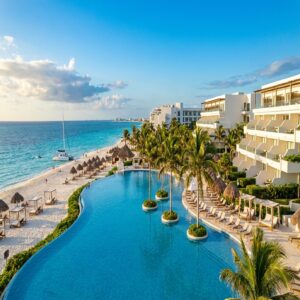 Resort de luxo all-inclusive em Cancún com piscina e palmeiras