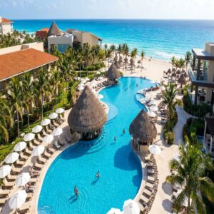 Resort all-inclusive à beira-mar em Cancún com piscina e palmeiras