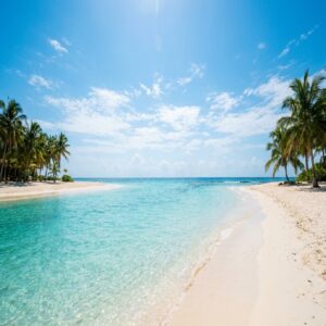Praia de Cancún limpa com água turquesa e areia branca sem sargaço