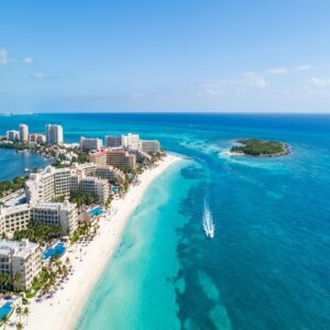 Litoral turquesa de Cancún visto do alto com praia e barco