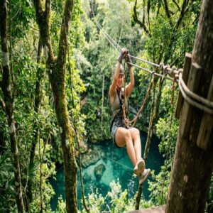 Pessoa fazendo tirolesa sobre a selva na Riviera Maya