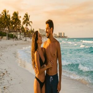 Casal de brasileiros sorrindo em praia turquesa de Cancún