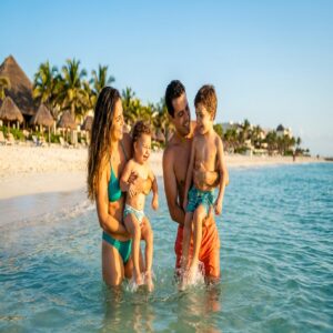 Família brasileira com crianças na praia de Cancún