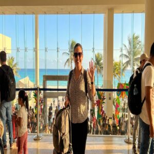 Viajante brasileiro feliz chegando ao aeroporto de Cancún